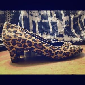 🎁 LAST CALL!!! Leopard print low heels